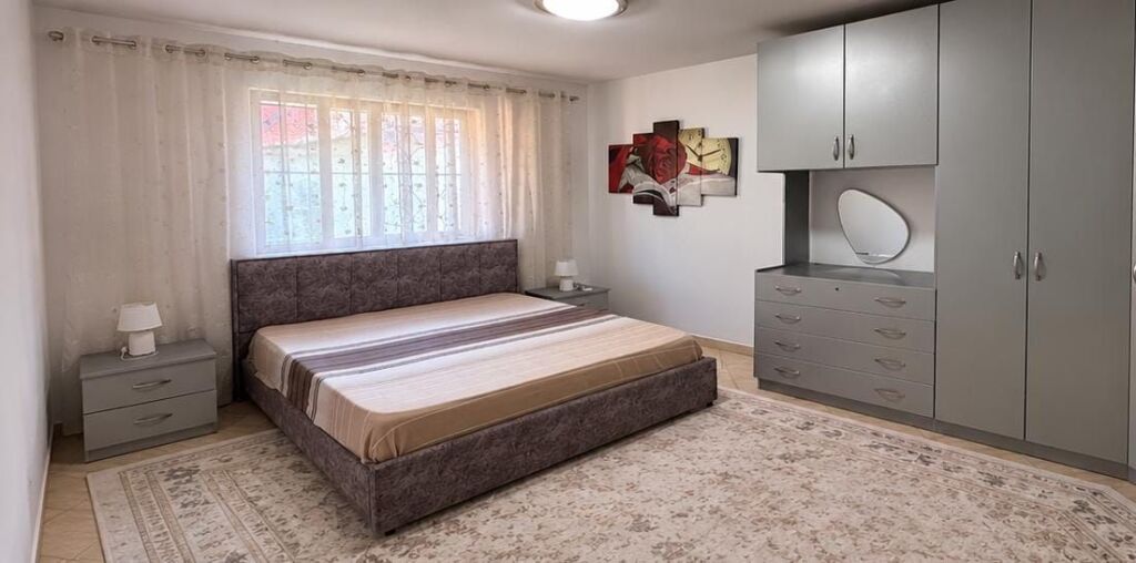 Prane Stadiumit dinamo , jepet me qera apartament 2+1+Parking.
