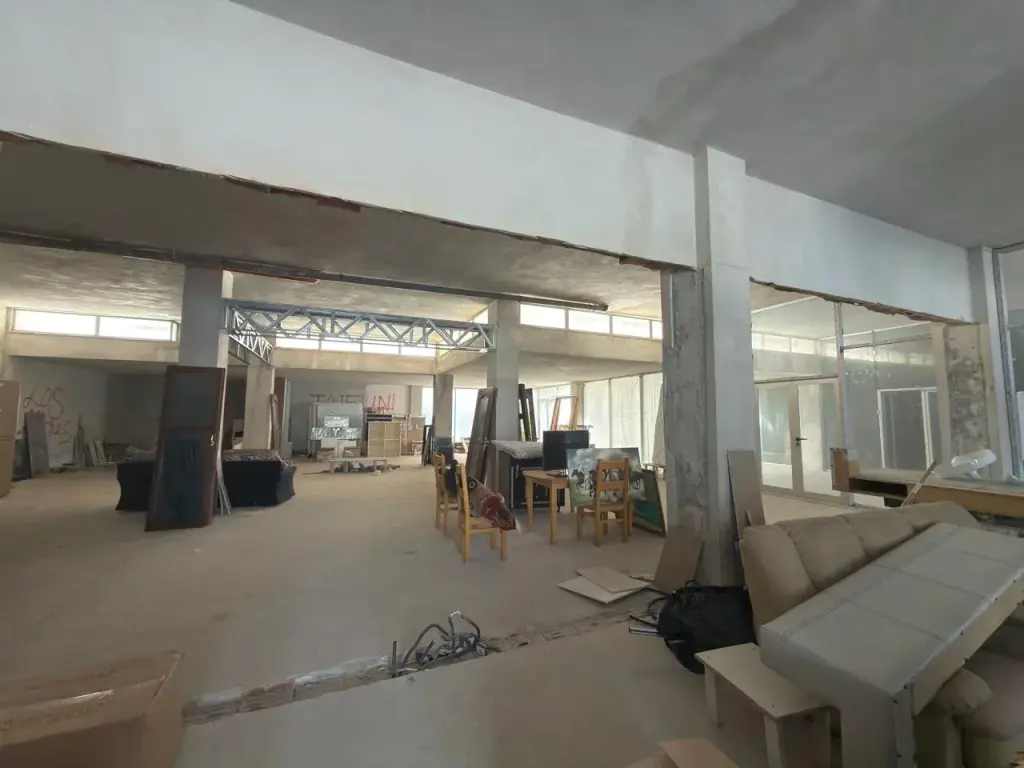 Vendesi Commerciale in Vendita 321 m² a Valona | Posizione Strategica con Accesso al Mare