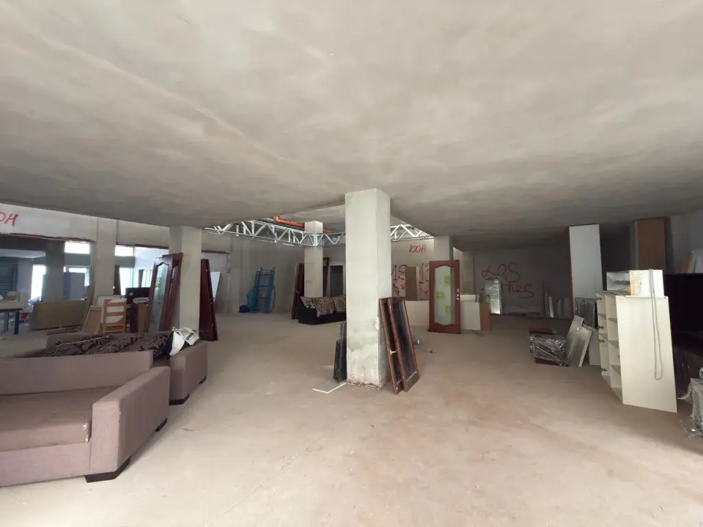 Vendesi Commerciale in Vendita 321 m² a Valona | Posizione Strategica con Accesso al Mare