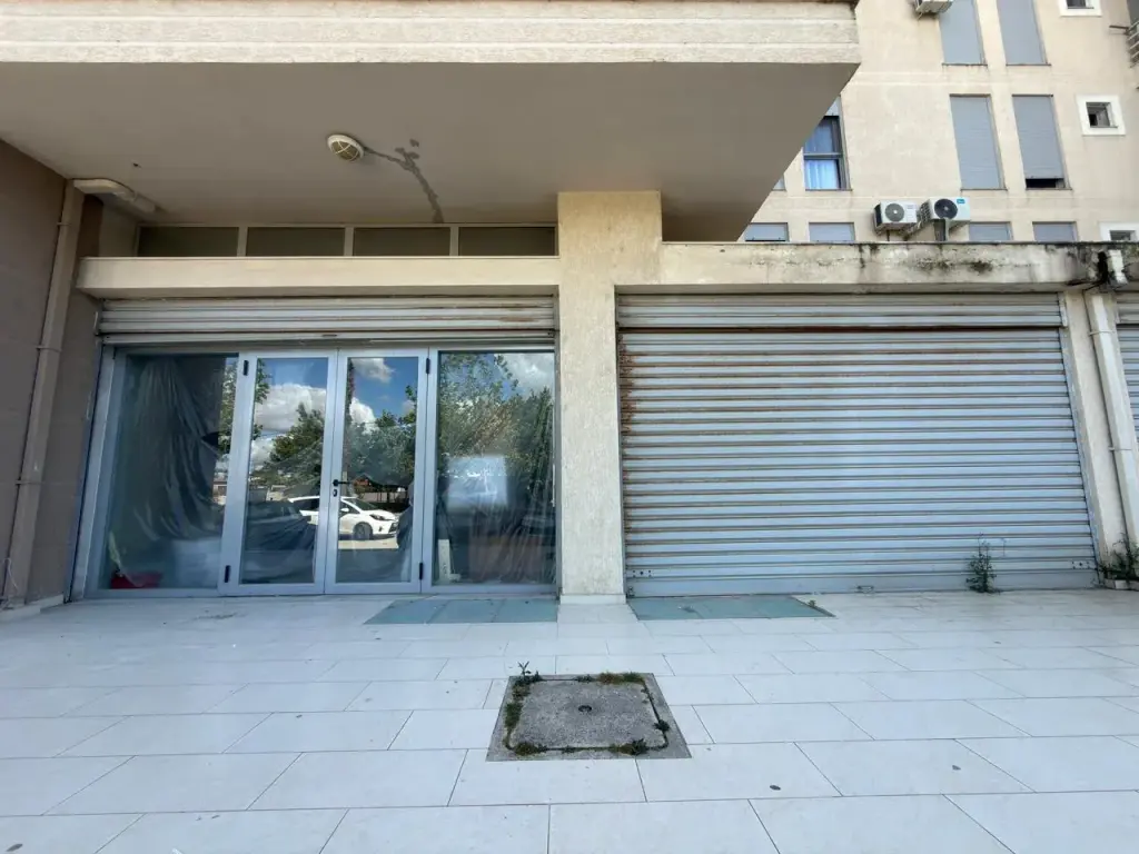 Vendesi Commerciale in Vendita 321 m² a Valona | Posizione Strategica con Accesso al Mare