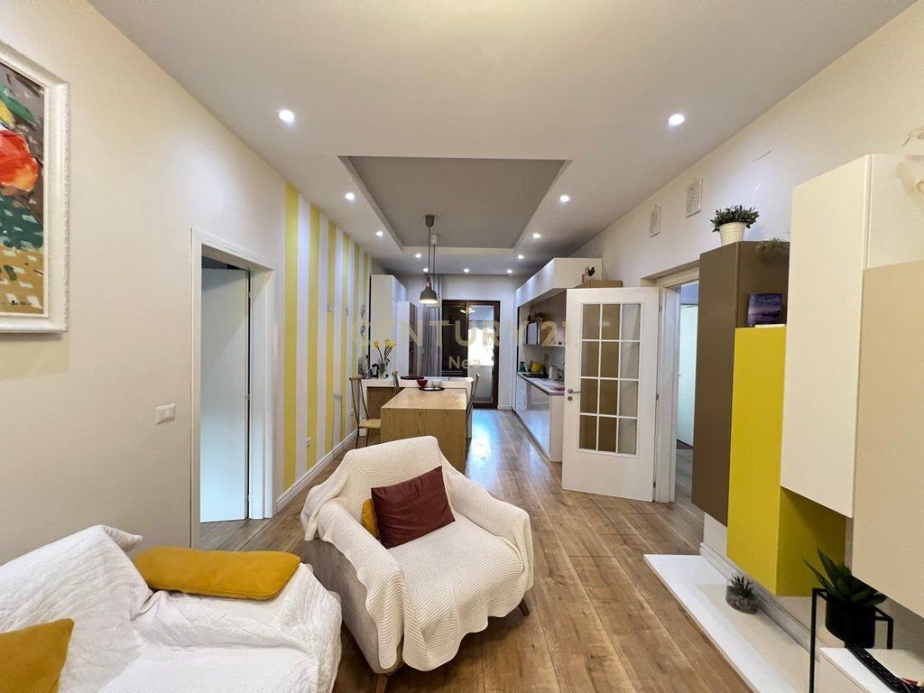 Apartament 2+1 me qira te Shallvaret, Myslym Shyri . 850 € /Muaj 80,000 Lekë /Muaj