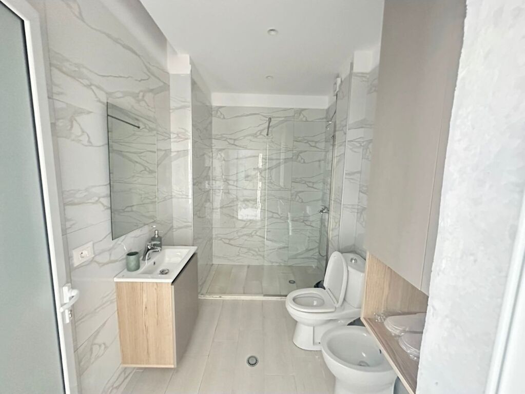 Apartament 2+1 me qera ,prane portit,Vlore