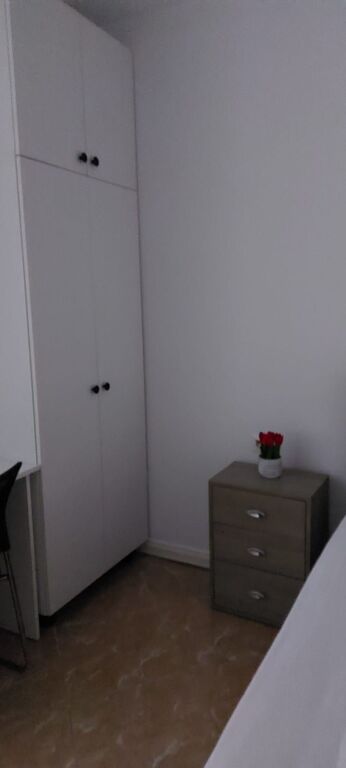 Jepet per Airbnb me kontrate agjencie 25 m2 nje dhome dhe nuk ka kuzhine .Cmimi 550 euro. Kati i 2 pallati i ri.Do 2 qerate e para edhe te fundit me komision te plote . Adresa mbas Ufo arkitekture , rruga e kavajes.