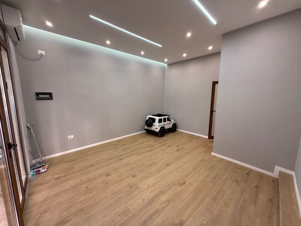 📣 QERA Ambient Biznesi 📍 Prane Rruges “Kongresi i Manastirit” ✨