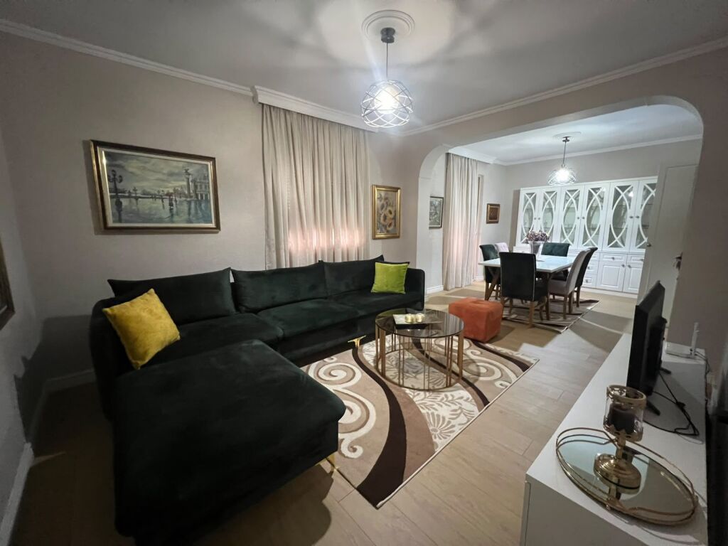 Prane Qendres, jepet me qera apartament 2+1.(Per banim ose bnb)
