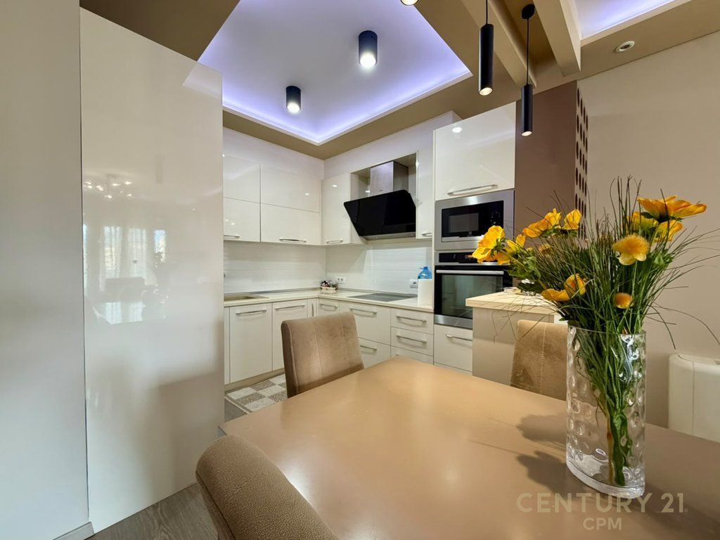 SHITET APARTAMENT 2+1+2 TEK RRUGA E KOSOVAREVE!