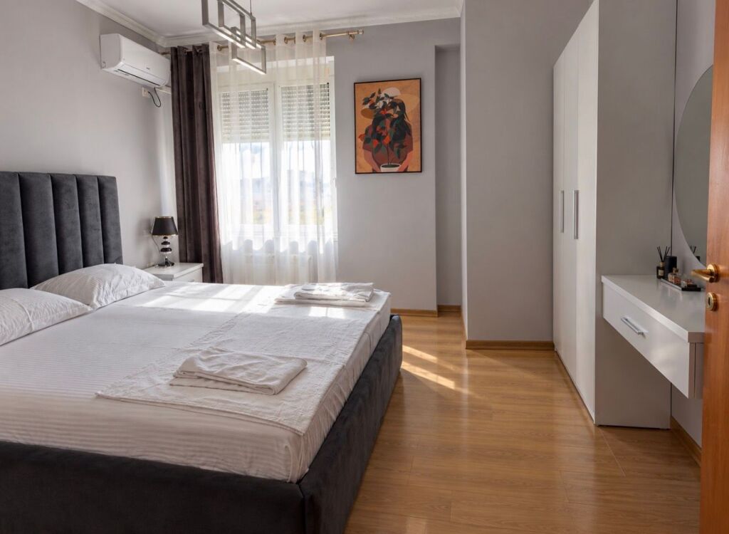 Jepet me qira 2+1 Ne zemer te Pazarit te Ri ,🏷️73.000leke