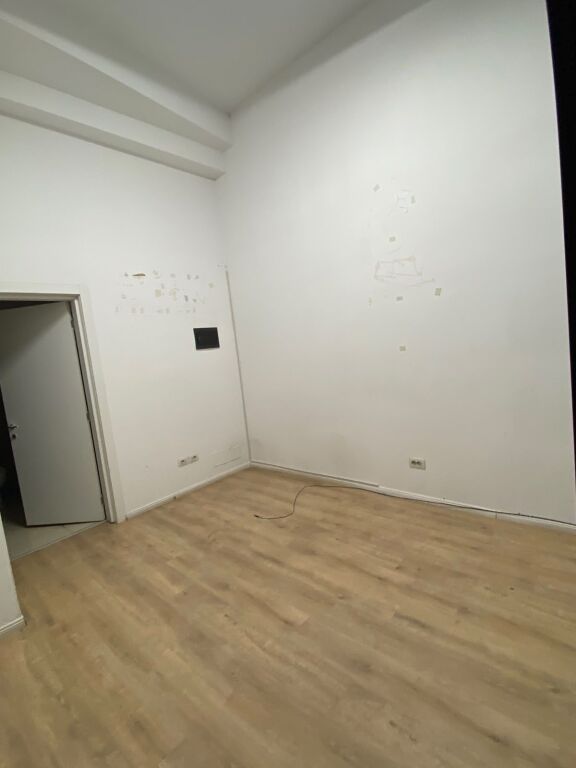 Dyqan me qera,26 m2 welli astir,350 mije leke