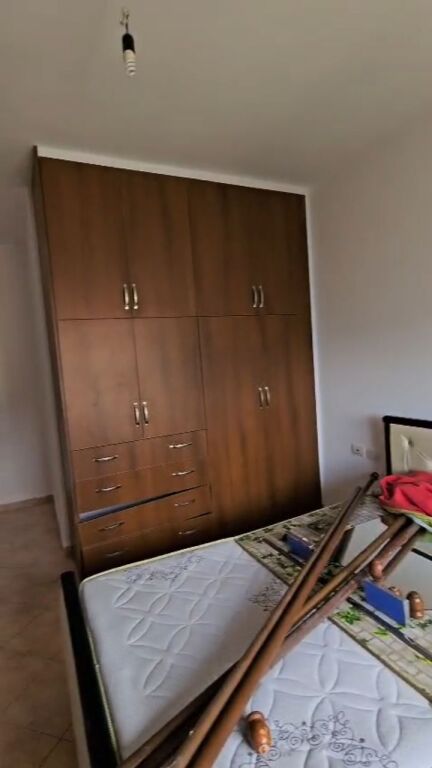 Jepet me qera 1+1ne fresk pjeserisht mobiluar 30000 lek ashensor kati 5