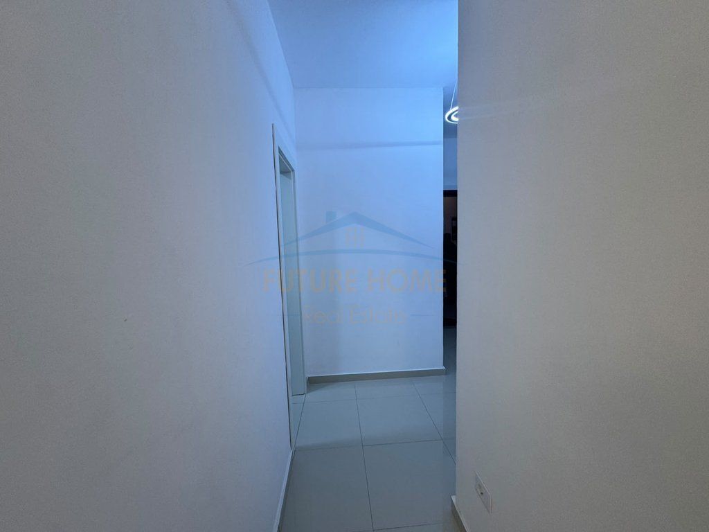 Qera, Ambient, Galeria Roma, Rruga e Kavajës, Tiranë.
