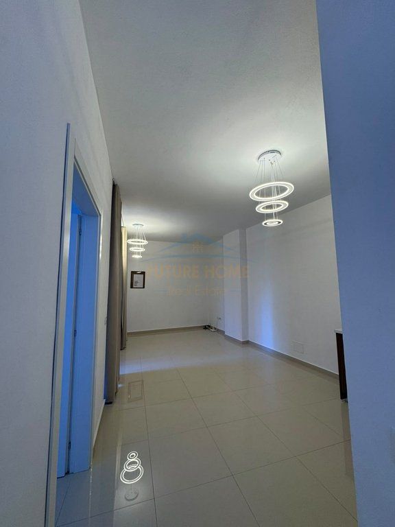 Qera, Ambient, Galeria Roma, Rruga e Kavajës, Tiranë.