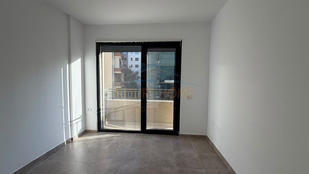 Qera, Apartament 3+1+2, Liqeni I Thatë, Tiranë.