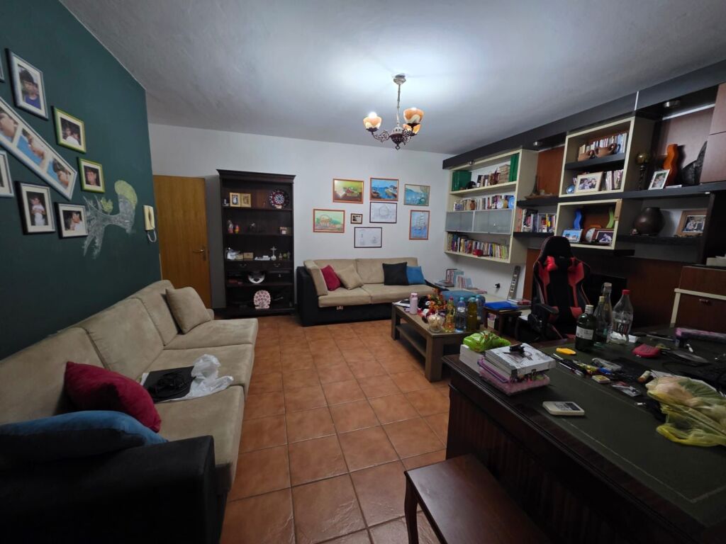 2+1, con veranda vicino a Hilton, via Kavaja, 650 mila lek
