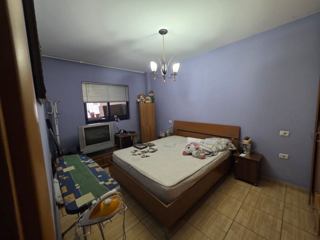 2+1, con veranda vicino a Hilton, via Kavaja, 650 mila lek