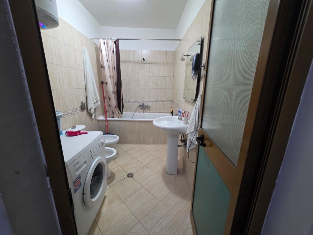 2+1, con veranda vicino a Hilton, via Kavaja, 650 mila lek