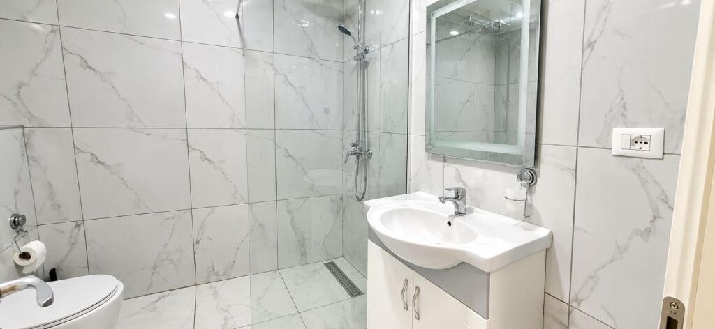 ME QERA: STUDIO 📍Ne Zemer te Bllokut - Perball Sky Tower || 65,000 Leke/Muaj - Pallat i Ri - KT.2 - Sp.45m² | Nje nga zonat me te Kerkuara te Tiranes