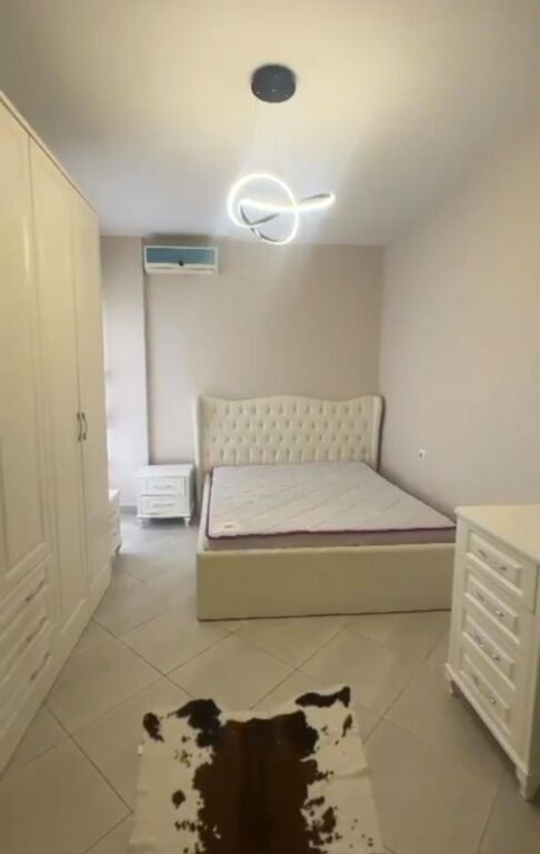 Shitet apartament 1+1+Ballkon tek Rruga 5 Maji , prane Kompleksit Alb - Edil , buze rruge .
