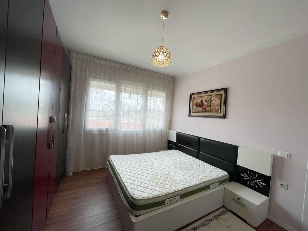 Jepet me qira apartament i tipologjise 2+1+post parkimi i vendosur prane rrethit te Saukut.