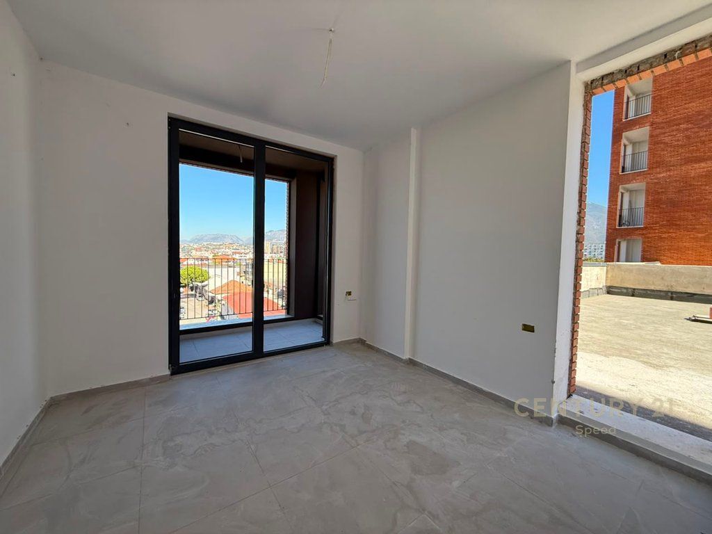 Apartament 1+1 për shitje me verandë tek Rruga Siri Kodra!