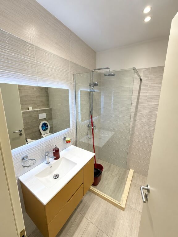 # IN AFFITTO PREMIUM: 1+1 📍 Viale Zogu 1 (Facoltà di Scienze Naturali – Vicino al Centro 🔥) – 70.000 ALL/Mese – Edificio Nuovo A.2020 – 5° Piano – SUP. 80m² || 100% Nuovo ✨
