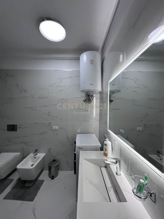Jepet me qira apartament 1+1 modern, në zonën e Plazhit