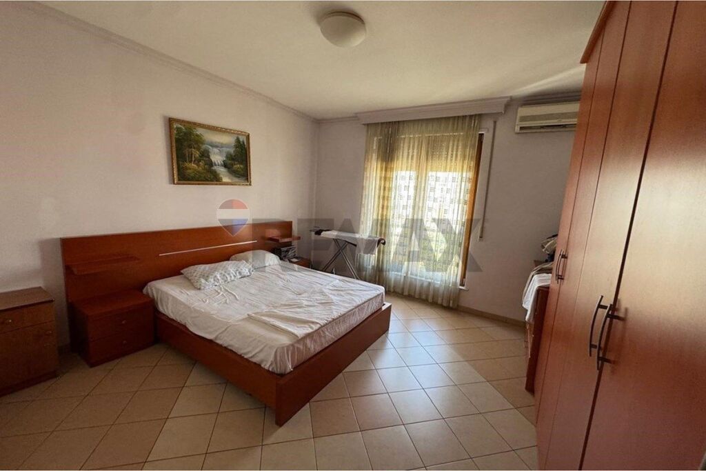 Apartament për shitje – Rruga e Barrikadave