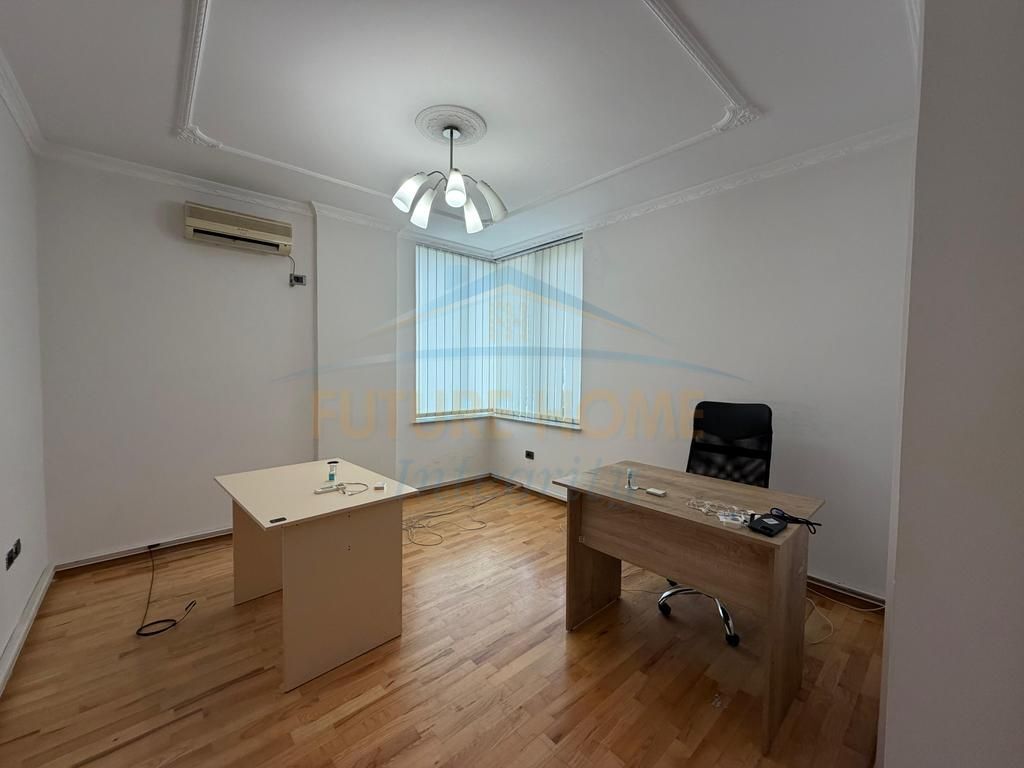 Apartment 2+1+2 for sale in the Center, opposite Toptani