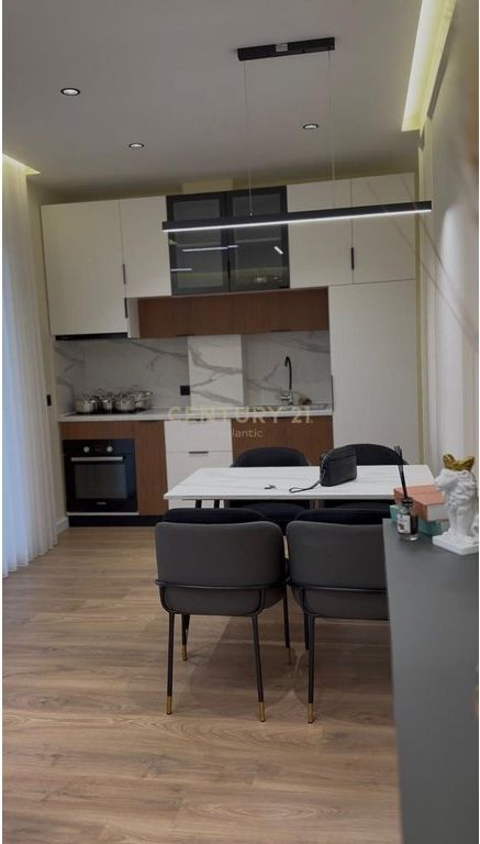 Apartament Luksoz Me Qira në Sheshi Pranvera, Durrës