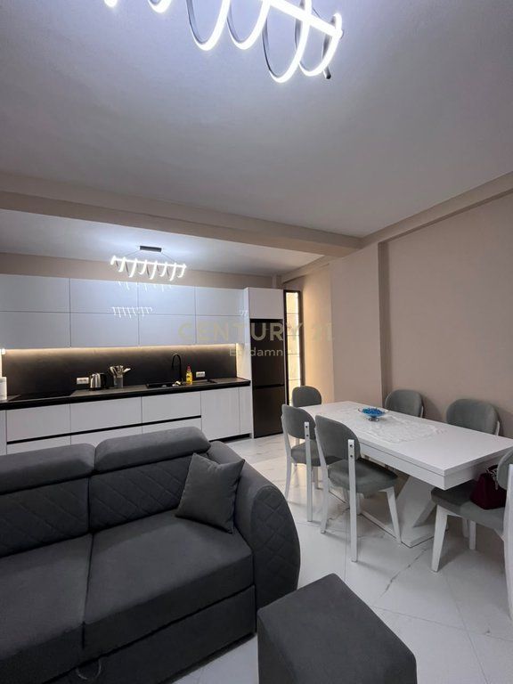 Jepet me qira apartament 1+1 modern, në zonën e Plazhit