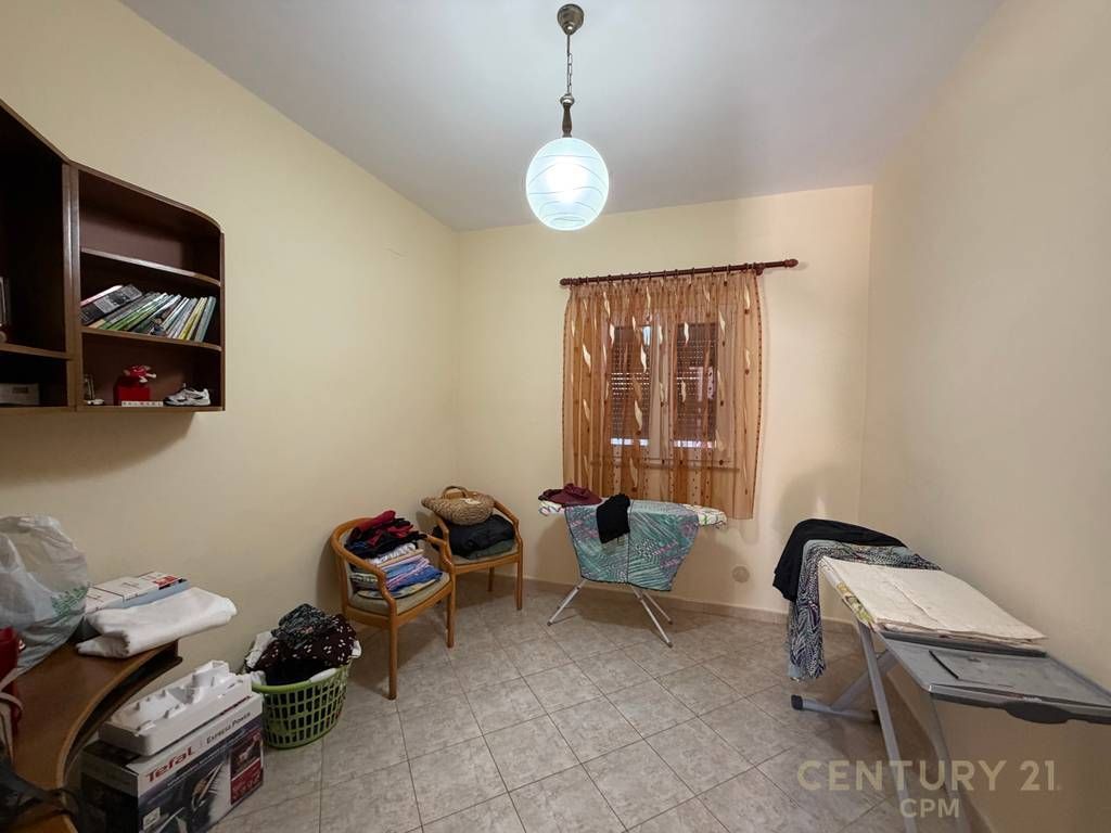 APARTAMENT 3+1+POST PARKIMI ME QIRA NË RR. ALI VISHA! 70,000 Lekë /Muaj