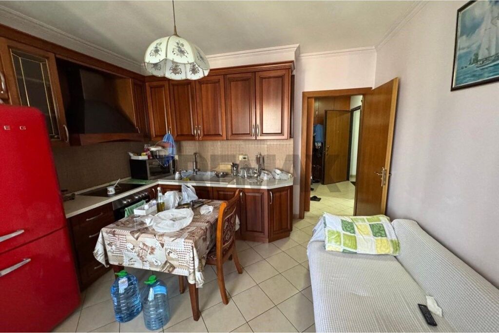Apartament për shitje – Rruga e Barrikadave