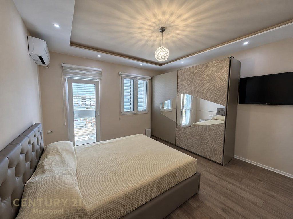 Jepet me qira 2+1+2 + Garazh, pranë Spitalit Ushtarak