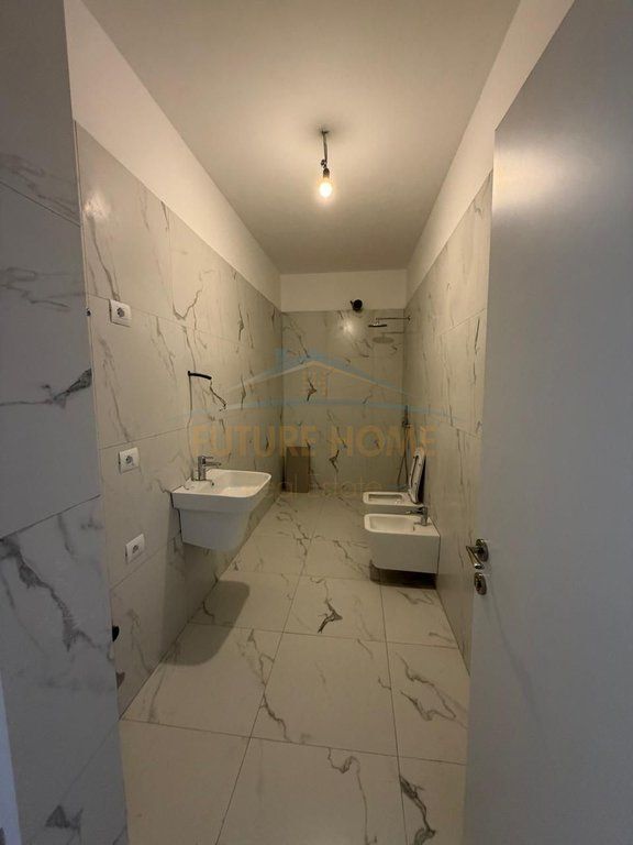 Shitet, Apartament 2+1+2+Verandë, Rruga e Barrikadave, Tiranë. 35,600,000 Lekë