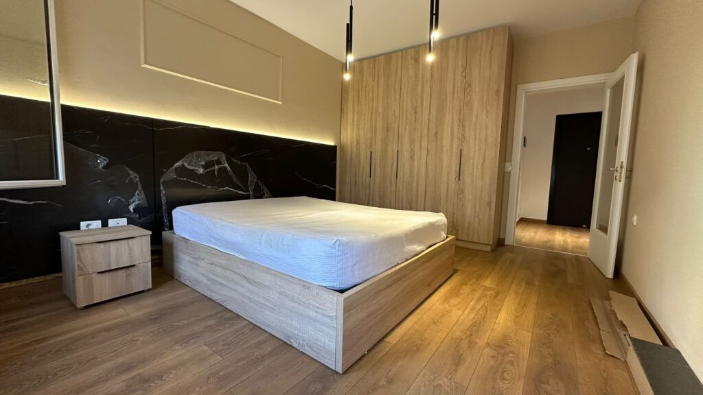 Jepet apartament 1+1 me qira tek Liqeni i Thate , prane Hotel Radisson , Kopshti Botanik .