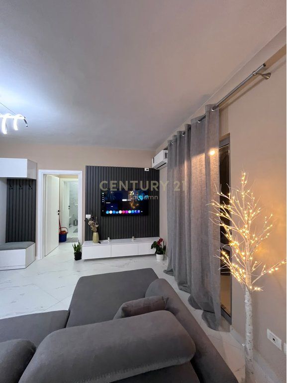 Jepet me qira apartament 1+1 modern, në zonën e Plazhit