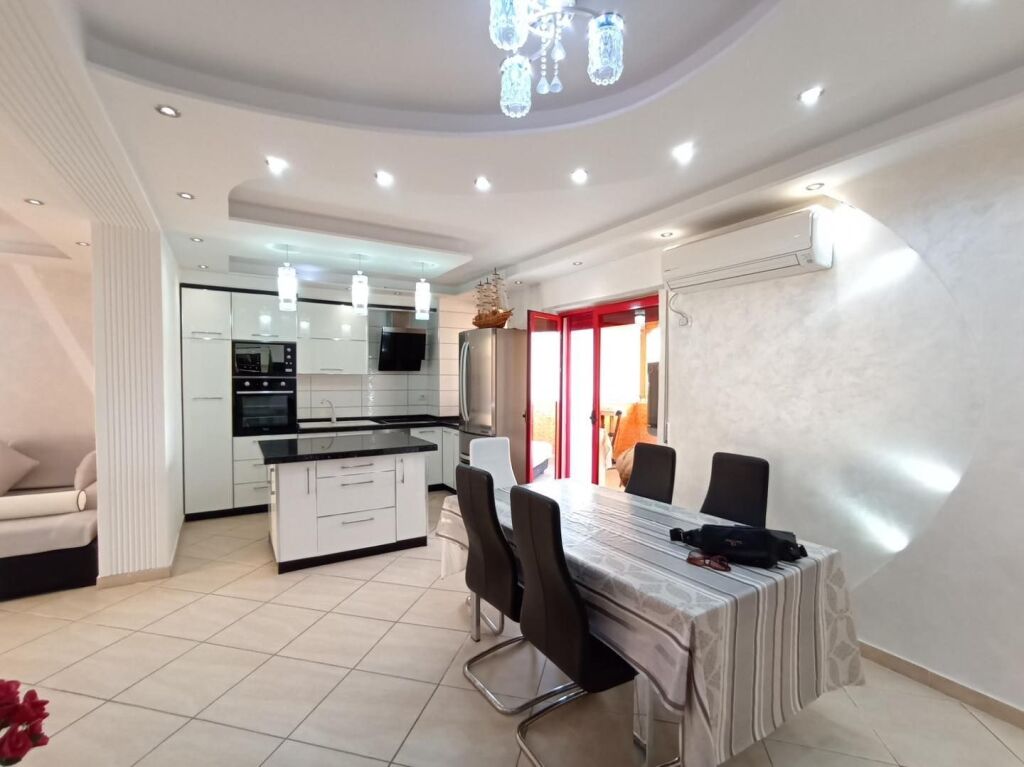 Japim me qira super apartament 2+1+verande ne Durres