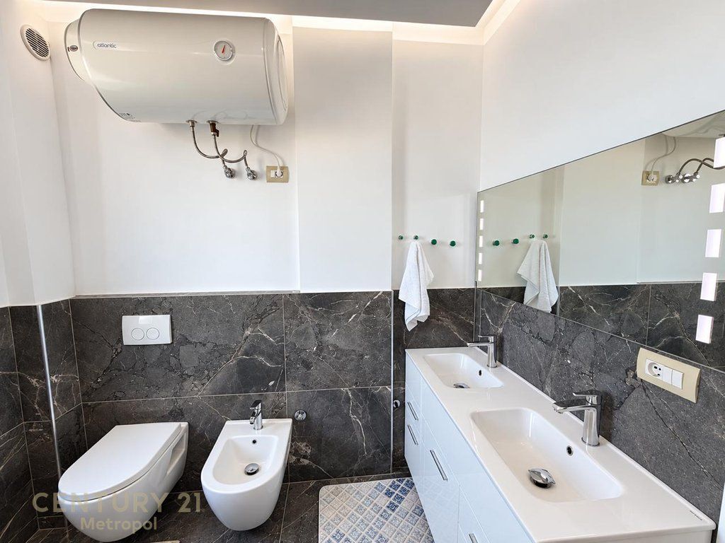 Jepet me qira 2+1+2 + Garazh, pranë Spitalit Ushtarak