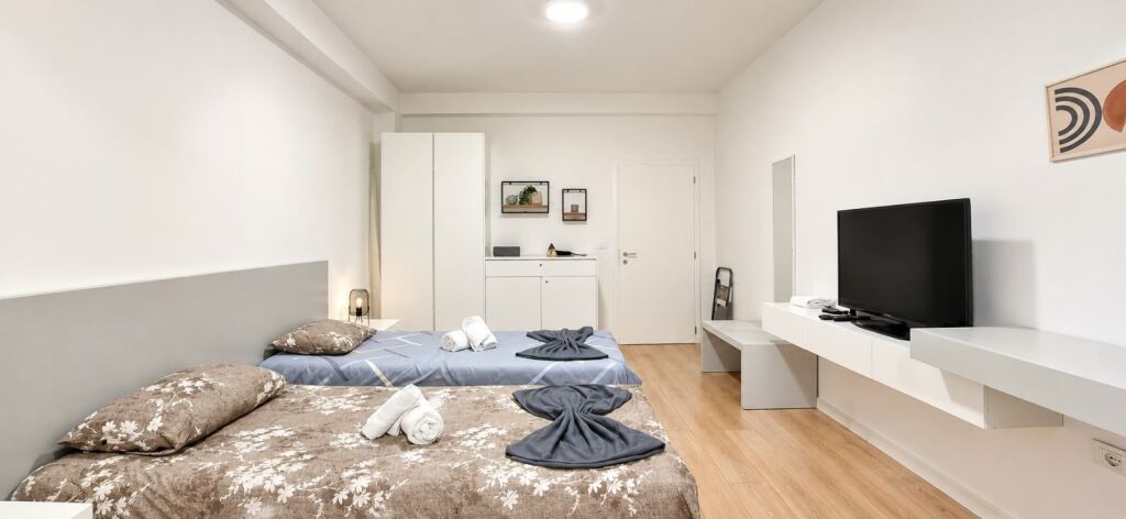 ME QERA: STUDIO 📍Ne Zemer te Bllokut - Perball Sky Tower || 65,000 Leke/Muaj - Pallat i Ri - KT.2 - Sp.45m² | Nje nga zonat me te Kerkuara te Tiranes