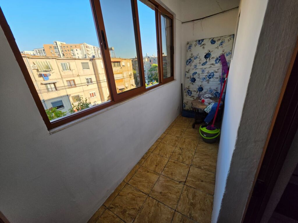 Jepet apartament me qera 1+1 69m2 kati i 5,pallat ekzistues pa ashensor.Cmimi 40000 leke.Adresa rruga e Dibres komisariati nr 4.