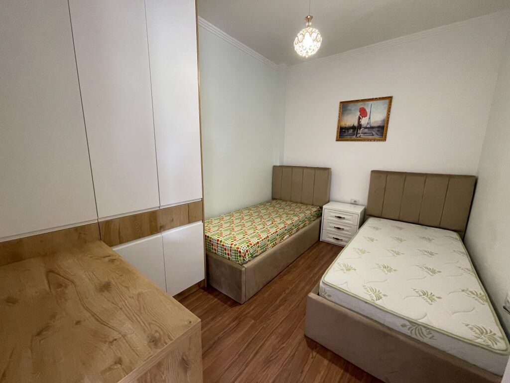 Jepet me qira apartament i tipologjise 2+1 prane rrethit te Saukut.
