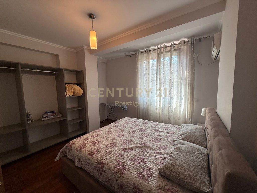 APARTAMENT 3+1+2 ME QIRA, RRUGA E KAVAJES!