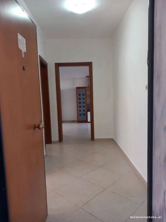 Zyre me Qera 3+1 Tek Pazari i Ri (ID BZ21061) Tirane