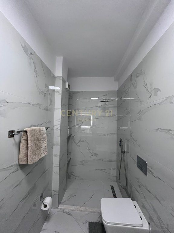 Jepet me qira apartament 1+1 modern, në zonën e Plazhit