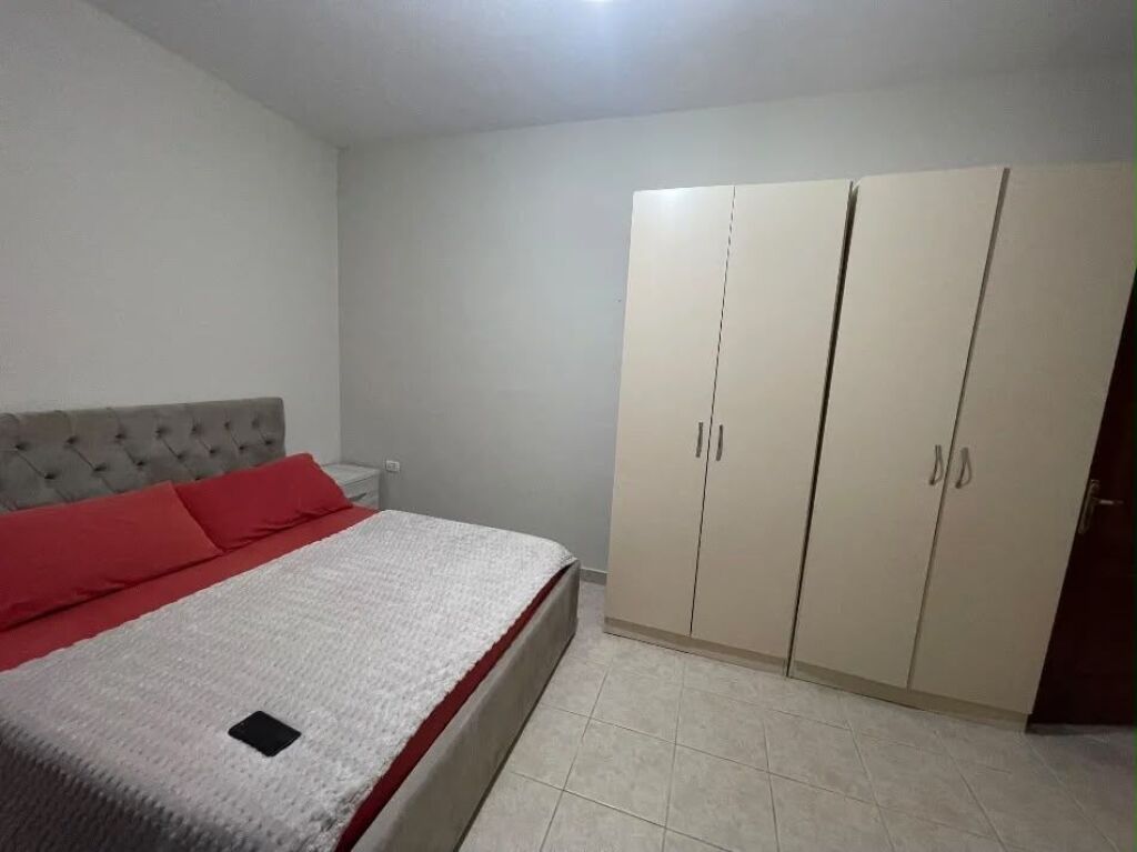 Appartamento 1+1 in affitto a Komuna e Parisit