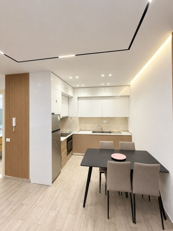 # IN AFFITTO PREMIUM: 1+1 📍 Viale Zogu 1 (Facoltà di Scienze Naturali – Vicino al Centro 🔥) – 70.000 ALL/Mese – Edificio Nuovo A.2020 – 5° Piano – SUP. 80m² || 100% Nuovo ✨