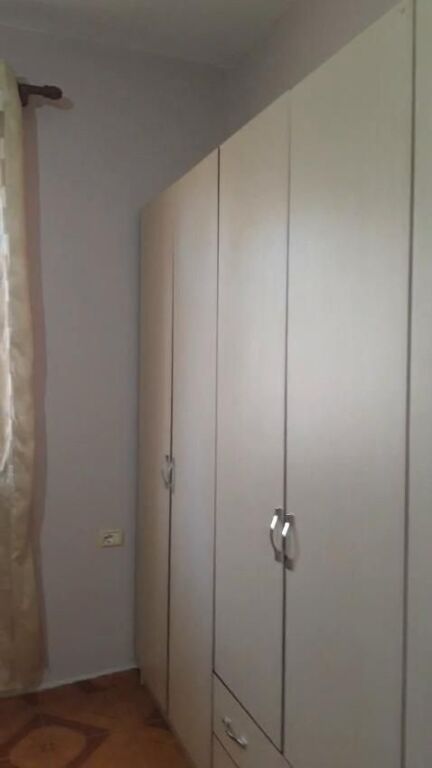 Rruga Siri Kodra jepet me qera kati i I-te i nje vile 1+1, i mobiluar 40,000leke