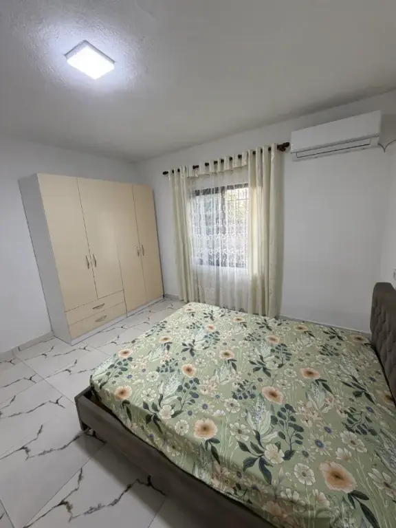 Tirane, jepet me qera shtepi 1+1 , 45 m² 27000 leke