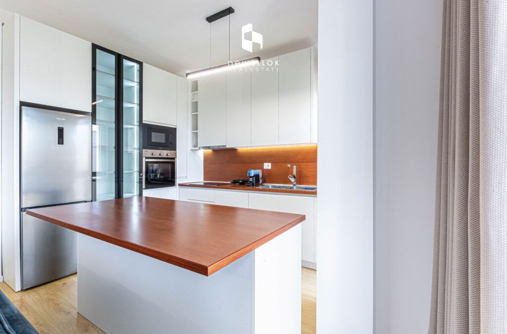 # IN AFFITTO: Villa di 3 Piani (📍 ABA Residence - Farkë 🏞) 4 Camere da Letto, 3 Bagni &amp; 3 Posti Auto + Terrazza - Prima Volta in Affitto, Completamente Nuova e Arredata ✨ 2.000€/Mese