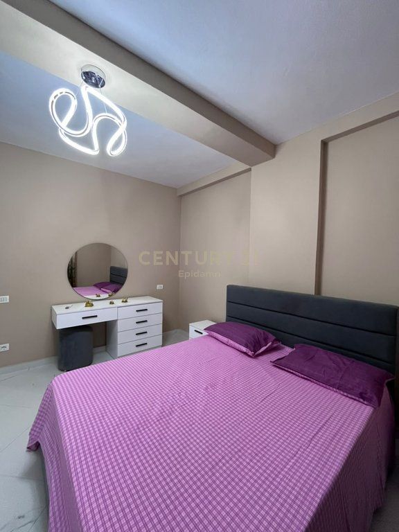 Jepet me qira apartament 1+1 modern, në zonën e Plazhit