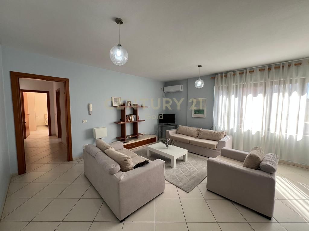 SHESIM APARTAMENT 2+1+2 – RRUGA E BARRIKADAVE!!